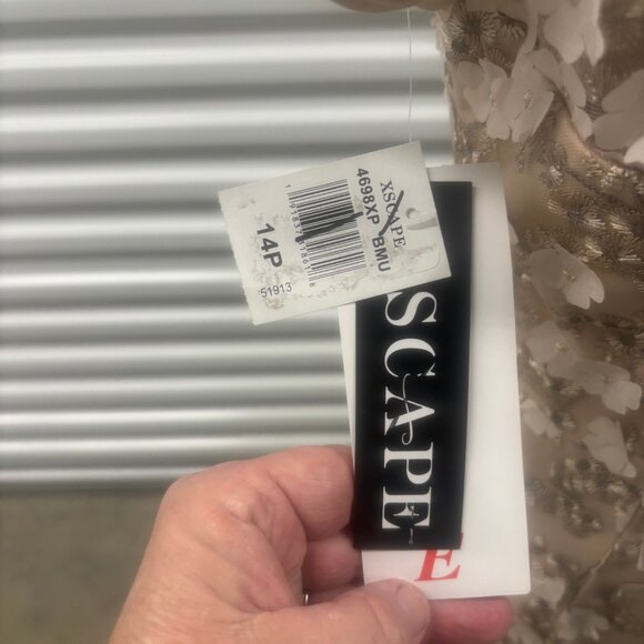 ✨ Xscape 14P Petite Nude 3D Floral Appliqué Evening Gown ✨ - Picture 7 of 8